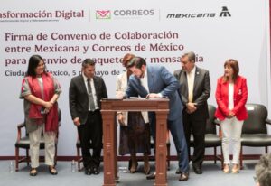  Atestigua Ismael Burgueño histórica firma de convenio entre Mexicana de Aviación y Correos de México