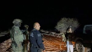  EN COORDINACIÓN, DSPM, DEFENSA Y BOMBEROS AUXILIAN A TURISTAS VARADOS EN CAÑÓN DE GUADALUPE   