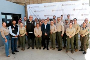  Entrega Abdiel Gutiérrez Coronado paquetes completos de uniformes a personal de Protección Civil