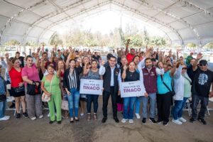  Entrega alcalde Abdiel Gutiérrez tinacos a familias de la delegación La Presa Abelardo L. Rodríguez